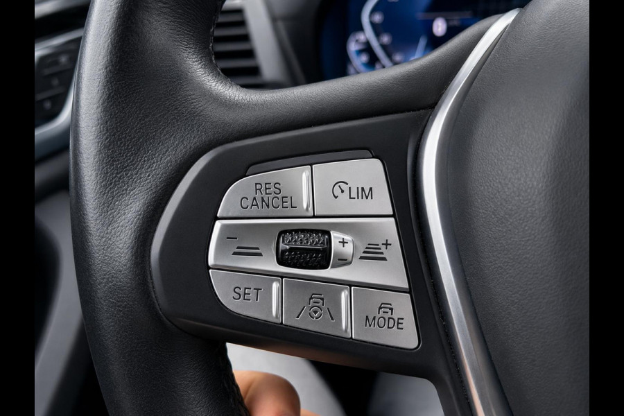 BMW iX3 High Executive Edition 80 kWh SOH 98,6% Panoramadak Trekhaak Navigatie Apple CarPlay Android Auto Camera Parkeerhulp Adaptive Cruise Control Stoelverwarming Full Led Leder Climate Control Lichtmetalen velgen