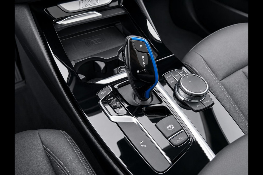 BMW iX3 High Executive Edition 80 kWh SOH 98,6% Panoramadak Trekhaak Navigatie Apple CarPlay Android Auto Camera Parkeerhulp Adaptive Cruise Control Stoelverwarming Full Led Leder Climate Control Lichtmetalen velgen