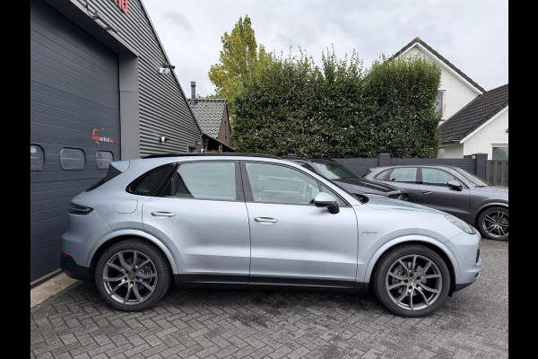 Porsche Cayenne 3.0 E-Hybrid Sport Chrono | Panoramadak | Camera | Head-Up Display | Stoelventilatie/Verwarming | Bose |