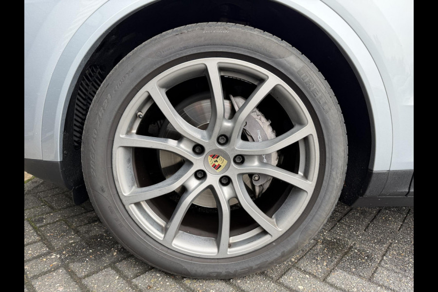Porsche Cayenne 3.0 E-Hybrid Sport Chrono | Panoramadak | Camera | Head-Up Display | Stoelventilatie/Verwarming | Bose |