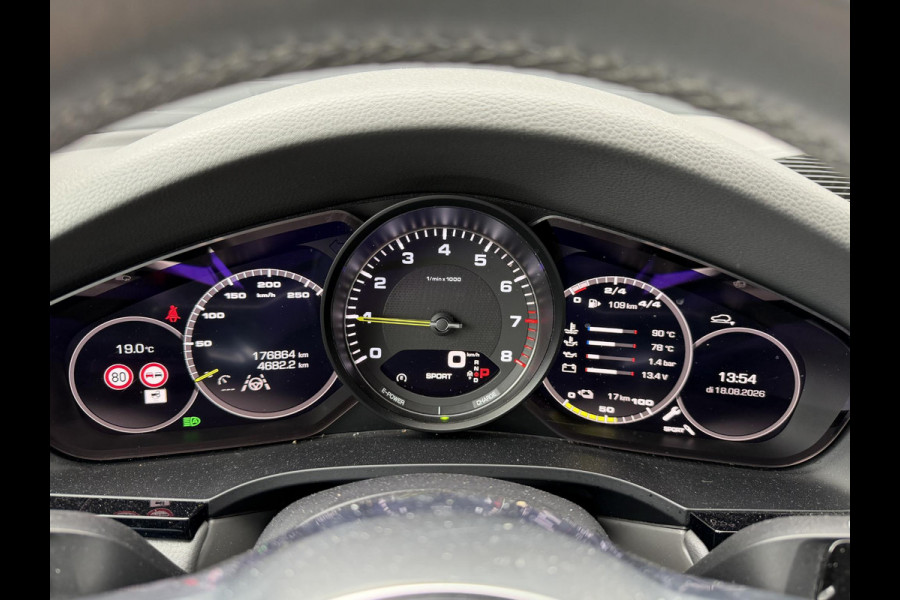 Porsche Cayenne 3.0 E-Hybrid Sport Chrono | Panoramadak | Camera | Head-Up Display | Stoelventilatie/Verwarming | Bose |