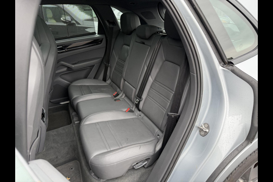 Porsche Cayenne 3.0 E-Hybrid Sport Chrono | Panoramadak | Camera | Head-Up Display | Stoelventilatie/Verwarming | Bose |