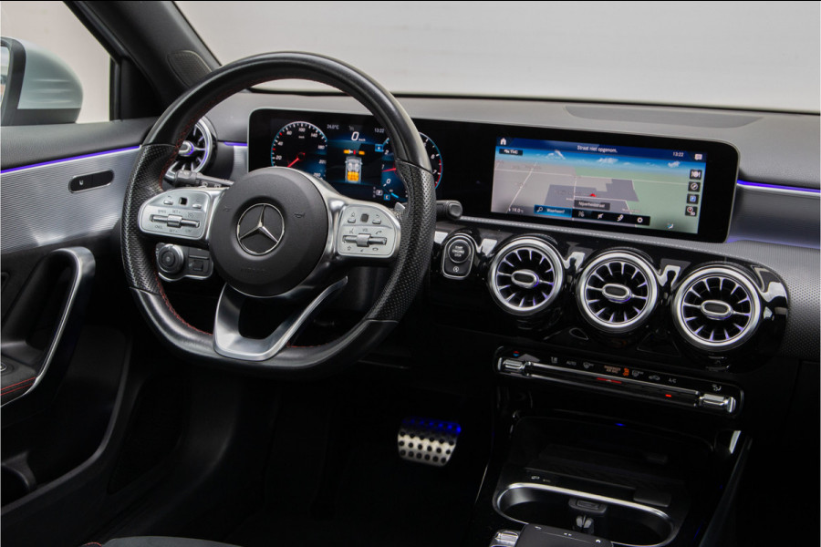 Mercedes-Benz A-Klasse 200 AMG Premium, Pano, Widescreen, Sfeerverlichting, 19"