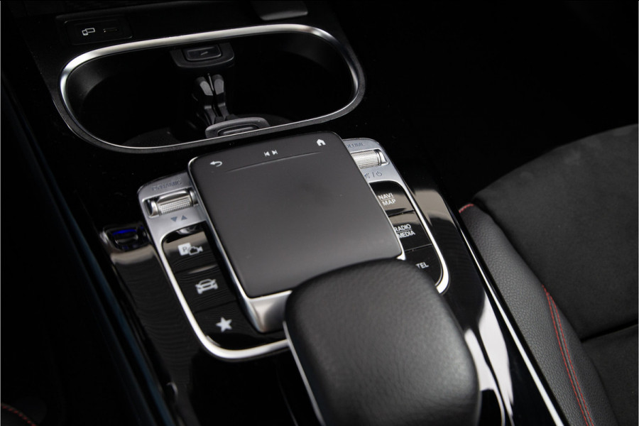 Mercedes-Benz A-Klasse 200 AMG Premium, Pano, Widescreen, Sfeerverlichting, 19"