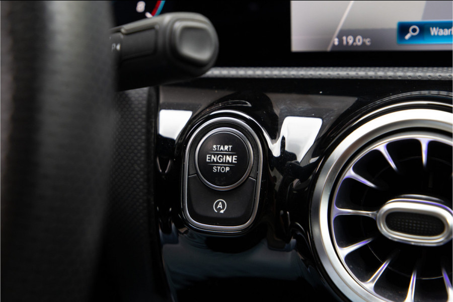 Mercedes-Benz A-Klasse 200 AMG Premium, Pano, Widescreen, Sfeerverlichting, 19"