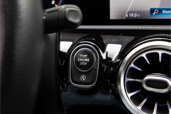 Mercedes-Benz A-Klasse 200 AMG Premium, Pano, Widescreen, Sfeerverlichting, 19"