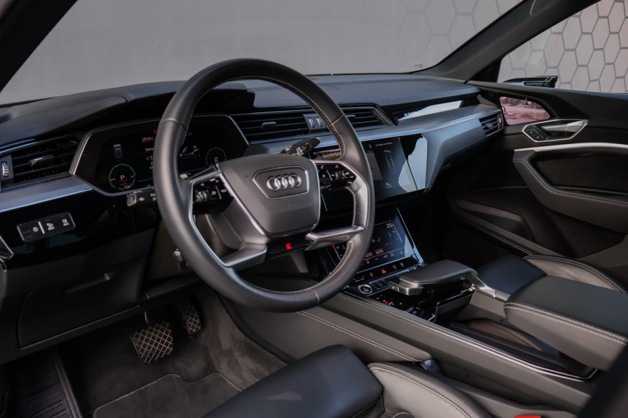 Audi e-tron Sportback 55 quattro 95 kWh | RS-STOELEN | ADAPTIVE CRUISE | 22" | B&O SURROUND | PANORAMADAK | VIRTUAL MIRRORS | STUURWIELVERWARMING | TR DUBBEL GLAS | SFEERVERLICHTING | DUBBEL OPLAADPUNT L+R | ETC.