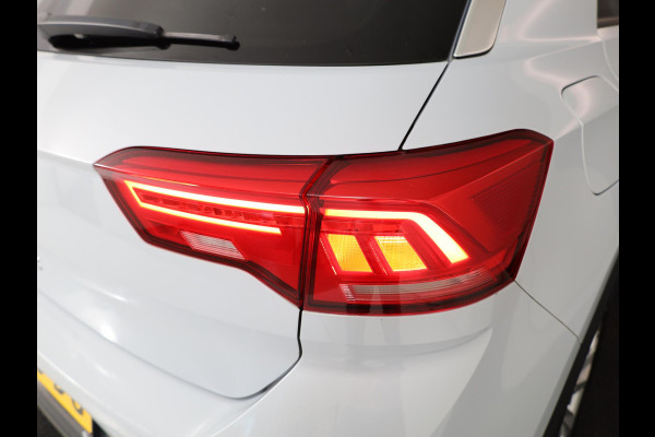 Volkswagen T-Roc 1.5 TSI Style Business 150 pk | Navigatie | Trekhaak (afneembaar) | Parkeersensoren | LED koplampen | Adaptieve cruise control |