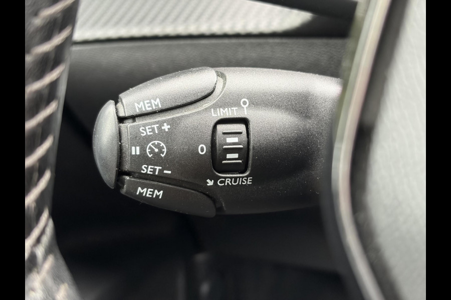Peugeot 2008 1.2 PureTech Allure 2e Eigenaar l D-riem vv in 08/2024 l Camera360° l Draadloze telefoonlader l 131pk l Carplay l Navi l 6 Bak l Clima l Cruise l Halfleder l Keylss l 17'' Lmv l Pdc l N.A.P l Apk tot 09-2028