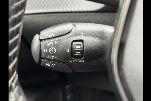 Peugeot 2008 1.2 PureTech Allure 2e Eigenaar l D-riem vv in 08/2024 l Camera360° l Draadloze telefoonlader l 131pk l Carplay l Navi l 6 Bak l Clima l Cruise l Halfleder l Keylss l 17'' Lmv l Pdc l N.A.P l Apk tot 09-2028