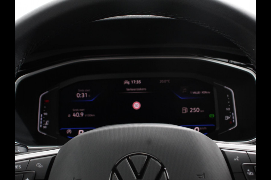 Volkswagen T-Roc 1.5 eTsi R-Line Edition Automaat Camera Navigatie Apple Carplay/Android Auto Climate control Lichtmetalen Velgen Extra Getint Glas Lichtmetalen Velgen Voorstoelen verwarmbaar