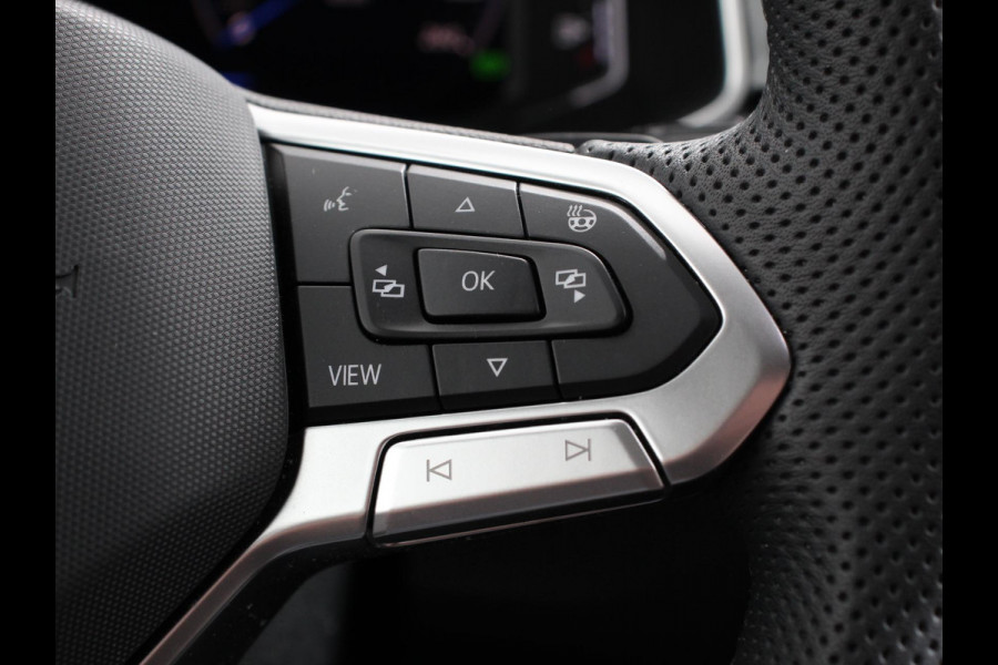 Volkswagen T-Roc 1.5 eTsi R-Line Edition Automaat Camera Navigatie Apple Carplay/Android Auto Climate control Lichtmetalen Velgen Extra Getint Glas Lichtmetalen Velgen Voorstoelen verwarmbaar