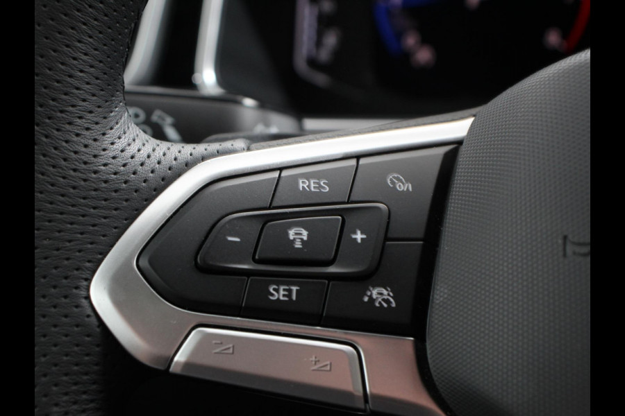 Volkswagen T-Roc 1.5 eTsi R-Line Edition Automaat Camera Navigatie Apple Carplay/Android Auto Climate control Lichtmetalen Velgen Extra Getint Glas Lichtmetalen Velgen Voorstoelen verwarmbaar