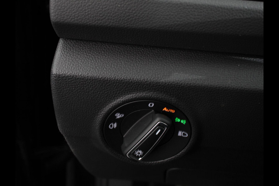 Volkswagen T-Roc 1.5 eTsi R-Line Edition Automaat Camera Navigatie Apple Carplay/Android Auto Climate control Lichtmetalen Velgen Extra Getint Glas Lichtmetalen Velgen Voorstoelen verwarmbaar