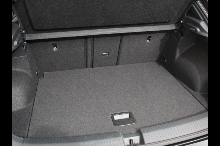 Volkswagen T-Roc 1.5 eTsi R-Line Edition Automaat Camera Navigatie Apple Carplay/Android Auto Climate control Lichtmetalen Velgen Extra Getint Glas Lichtmetalen Velgen Voorstoelen verwarmbaar