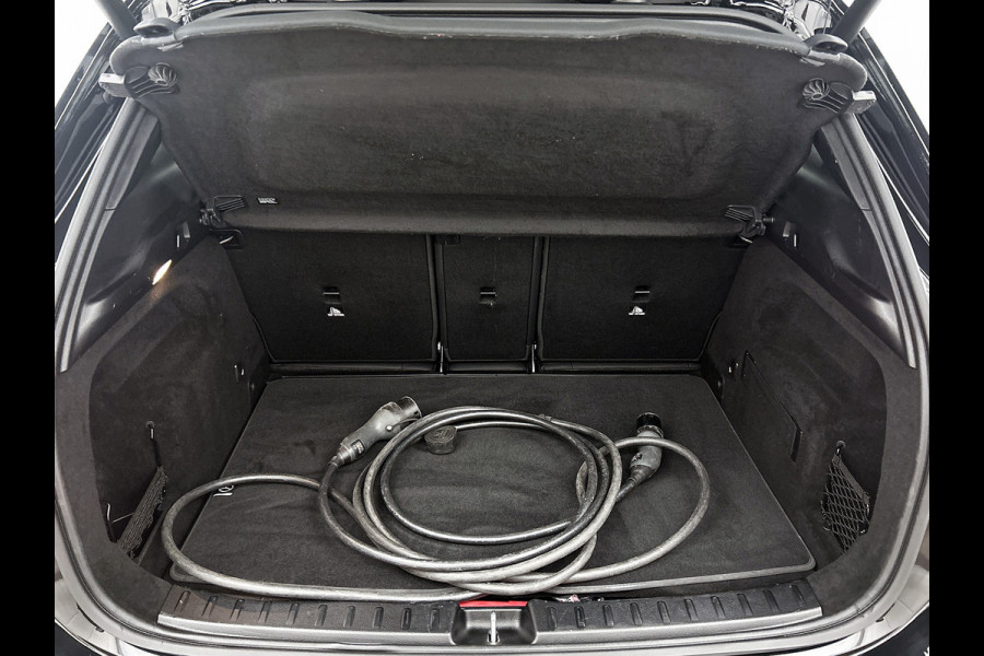 Mercedes-Benz GLA 250 e Star Edition AMG Line aug-26 | Panoramadak | 20 inch lichtemetalen velgen | lederen bekleding | MBUX wide screen | elect. bed. voorstoelen met memory | parking support Inclusief 24 maanden MB Certified garantie voor Europa.