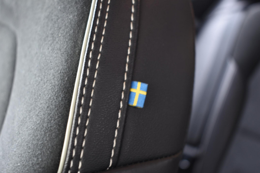 Volvo XC40 T2 129PK Automaat R-Design / Navigatie / Parkeersensoren / Adaptieve Cruise control / R-Design leder-Nubuck bekl. / Dodehoeksensor / Extra getint glas / All season banden