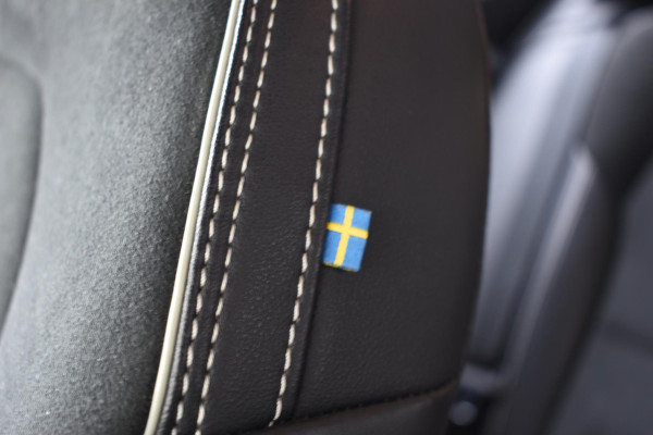 Volvo XC40 T2 129PK Automaat R-Design / Navigatie / Parkeersensoren / Adaptieve Cruise control / R-Design leder-Nubuck bekl. / Dodehoeksensor / Extra getint glas / All season banden