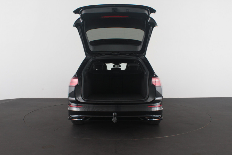 Volkswagen Golf Variant 1.5 eTSI R-Line Business > Trekhaak/IQ.Light/Camera/Winterpakket