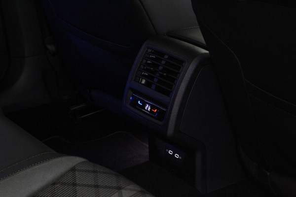 Volkswagen Golf Variant 1.5 eTSI R-Line Business > Trekhaak/IQ.Light/Camera/Winterpakket