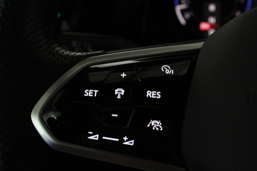 Volkswagen Golf Variant 1.5 eTSI R-Line Business > Trekhaak/IQ.Light/Camera/Winterpakket