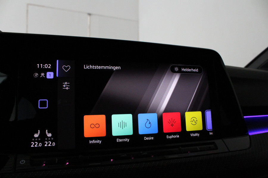 Volkswagen Golf Variant 1.5 eTSI R-Line Business > Trekhaak/IQ.Light/Camera/Winterpakket