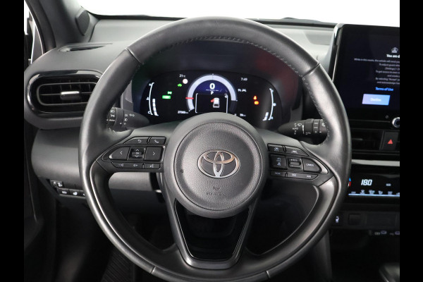 Toyota Yaris Cross 1.5 HYBRID DYNAMIC LUXERY GARANTIE 2035 ! PARKEERSENSOREN VOOR & ACHTER . STOEL/STUUR VERWARMING . NAVIGATIE .
