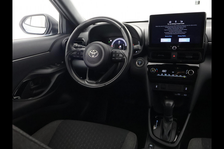 Toyota Yaris Cross 1.5 HYBRID DYNAMIC LUXERY GARANTIE 2035 ! PARKEERSENSOREN VOOR & ACHTER . STOEL/STUUR VERWARMING . NAVIGATIE .