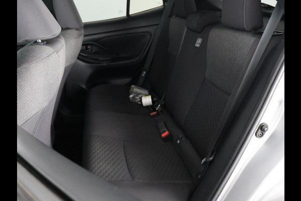 Toyota Yaris Cross 1.5 HYBRID DYNAMIC LUXERY GARANTIE 2035 ! PARKEERSENSOREN VOOR & ACHTER . STOEL/STUUR VERWARMING . NAVIGATIE .