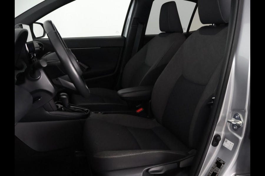 Toyota Yaris Cross 1.5 HYBRID DYNAMIC LUXERY GARANTIE 2035 ! PARKEERSENSOREN VOOR & ACHTER . STOEL/STUUR VERWARMING . NAVIGATIE .