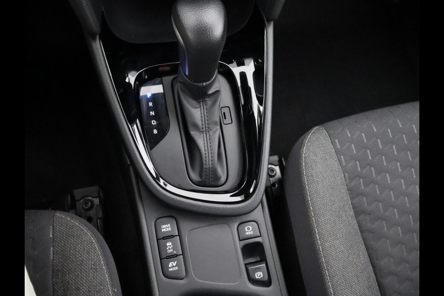 Toyota Yaris Cross 1.5 HYBRID DYNAMIC LUXERY GARANTIE 2035 ! PARKEERSENSOREN VOOR & ACHTER . STOEL/STUUR VERWARMING . NAVIGATIE .
