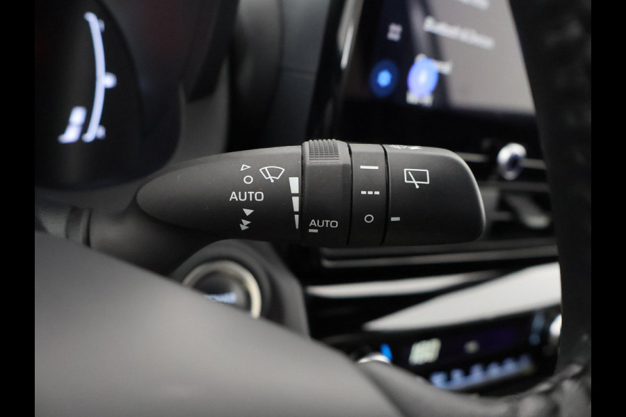 Toyota Yaris Cross 1.5 HYBRID DYNAMIC LUXERY GARANTIE 2035 ! PARKEERSENSOREN VOOR & ACHTER . STOEL/STUUR VERWARMING . NAVIGATIE .
