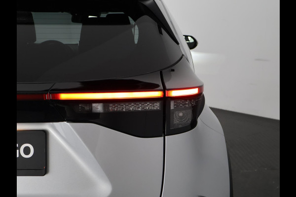 Toyota Yaris Cross 1.5 HYBRID DYNAMIC LUXERY GARANTIE 2035 ! PARKEERSENSOREN VOOR & ACHTER . STOEL/STUUR VERWARMING . NAVIGATIE .