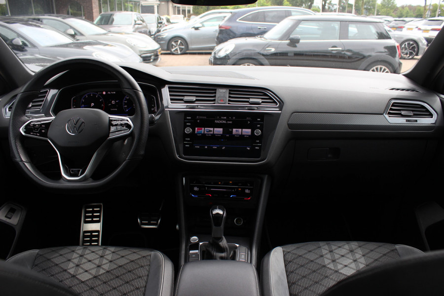 Volkswagen Tiguan Allspace 1.5 TSI R-Line Business+ 7p. / Trekhaak / Panoramadak / Camera / CarPlay / Keyless / 19'' / Mattrix LED / Stoelverwarming / DAB / ACC