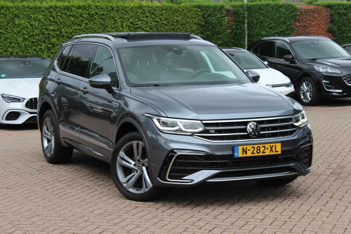 Volkswagen Tiguan Allspace 1.5 TSI R-Line Business+ 7p. / Trekhaak / Panoramadak / Camera / CarPlay / Keyless / 19'' / Mattrix LED / Stoelverwarming / DAB / ACC