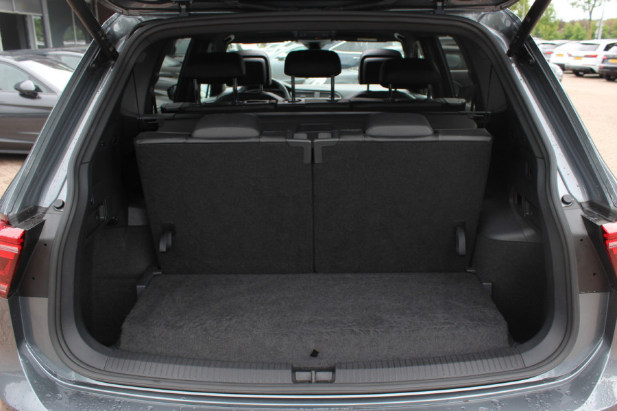 Volkswagen Tiguan Allspace 1.5 TSI R-Line Business+ 7p. / Trekhaak / Panoramadak / Camera / CarPlay / Keyless / 19'' / Mattrix LED / Stoelverwarming / DAB / ACC