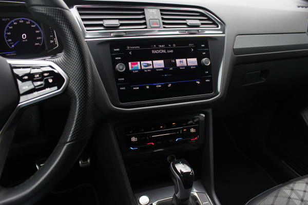Volkswagen Tiguan Allspace 1.5 TSI R-Line Business+ 7p. / Trekhaak / Panoramadak / Camera / CarPlay / Keyless / 19'' / Mattrix LED / Stoelverwarming / DAB / ACC