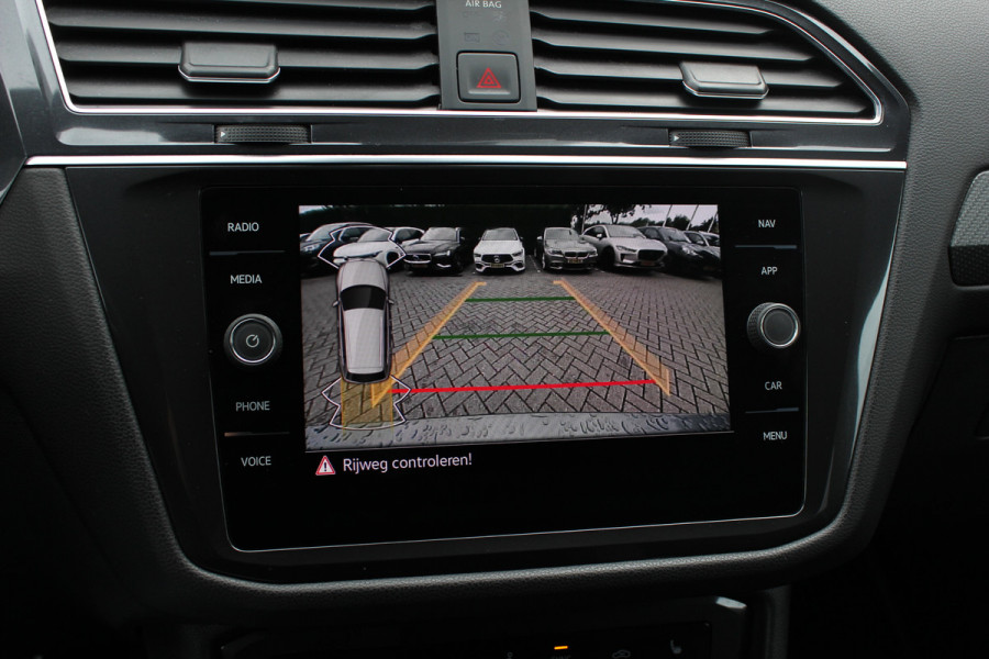 Volkswagen Tiguan Allspace 1.5 TSI R-Line Business+ 7p. / Trekhaak / Panoramadak / Camera / CarPlay / Keyless / 19'' / Mattrix LED / Stoelverwarming / DAB / ACC