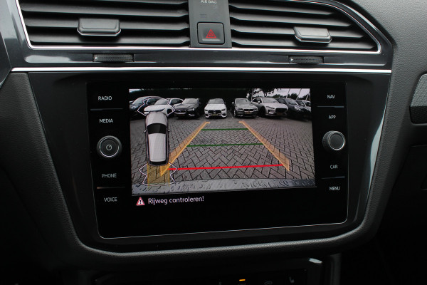 Volkswagen Tiguan Allspace 1.5 TSI R-Line Business+ 7p. / Trekhaak / Panoramadak / Camera / CarPlay / Keyless / 19'' / Mattrix LED / Stoelverwarming / DAB / ACC