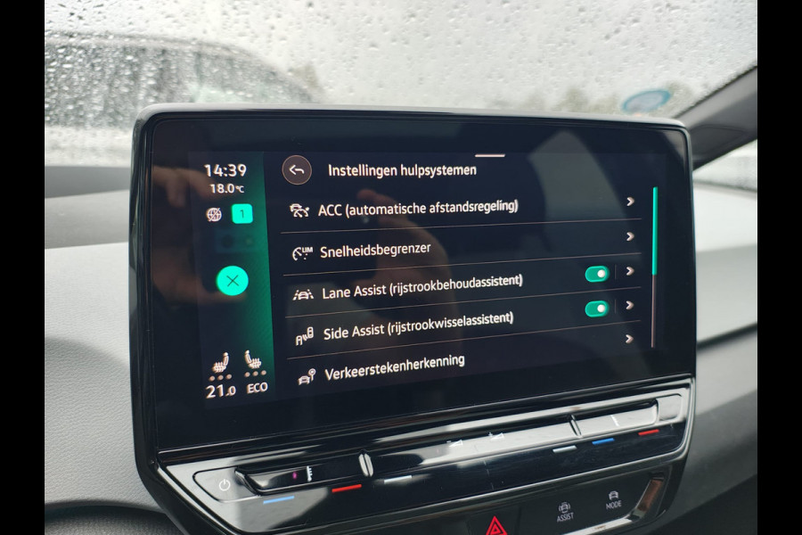 Volkswagen ID.3 First Plus 62kWh Trekhaak Panoramadak Ergo-Active Stoelen+Verwarmd Camera Adap.Cruise Navi-Pro Ecc Head-up display Matrix led Pdc Privacy Glas Isofix Lmv 18" SOH 76% Apple Carplay/Android Auto