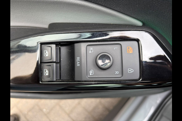 Volkswagen ID.3 First Plus 62kWh Trekhaak Panoramadak Ergo-Active Stoelen+Verwarmd Camera Adap.Cruise Navi-Pro Ecc Head-up display Matrix led Pdc Privacy Glas Isofix Lmv 18" SOH 76% Apple Carplay/Android Auto