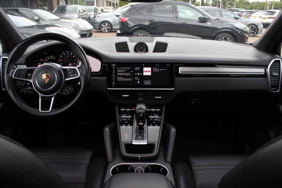 Porsche Cayenne 3.0 / Panoramadak / 360Camera / Achterasbesturing / Adaptieve Stoelen / Luchtvering / 21'' / Bose / Matrix LED / Sportchrono / Stoelventilatie+Verwarming / Stuurverwarmd / Dodehoek / DAB / Cruise