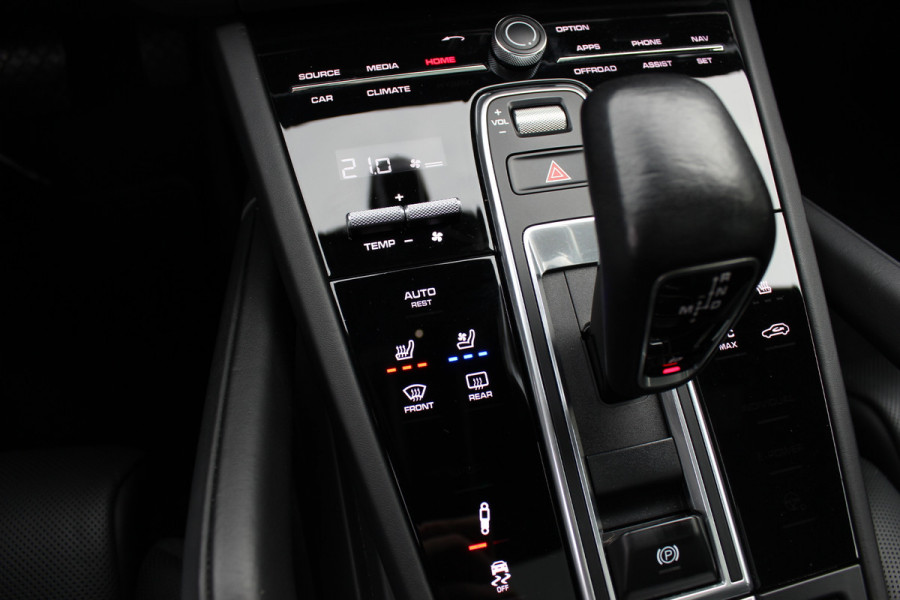 Porsche Cayenne 3.0 / Panoramadak / 360Camera / Achterasbesturing / Adaptieve Stoelen / Luchtvering / 21'' / Bose / Matrix LED / Sportchrono / Stoelventilatie+Verwarming / Stuurverwarmd / Dodehoek / DAB / Cruise