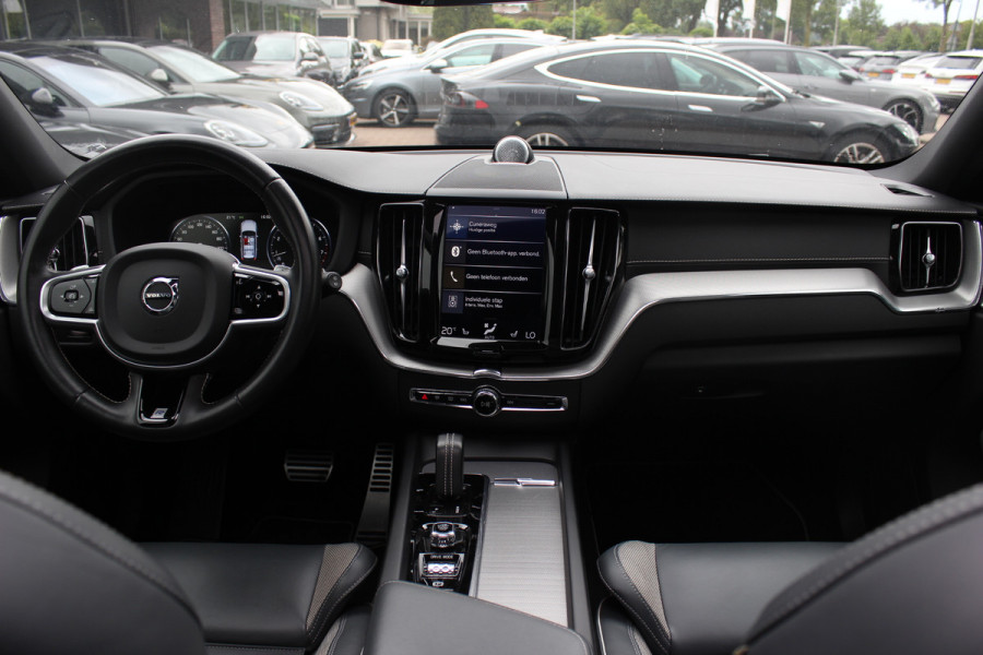 Volvo XC60 2.0 B5 R-Design / Trekhaak / Panoramadak / 360Camera / Head-up / Luchtvering / Keyless / 21'' / B&W / Luxe Leder / Stoelverwarming 4x / Dodehoek / DAB / ACC