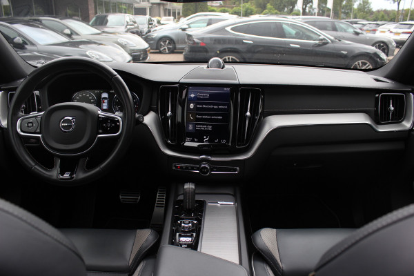 Volvo XC60 2.0 B5 R-Design / Trekhaak / Panoramadak / 360Camera / Head-up / Luchtvering / Keyless / 21'' / B&W / Luxe Leder / Stoelverwarming 4x / Dodehoek / DAB / ACC