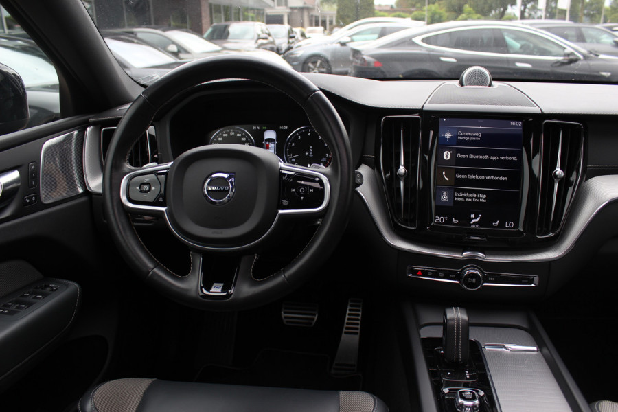 Volvo XC60 2.0 B5 R-Design / Trekhaak / Panoramadak / 360Camera / Head-up / Luchtvering / Keyless / 21'' / B&W / Luxe Leder / Stoelverwarming 4x / Dodehoek / DAB / ACC