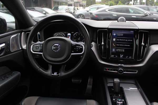 Volvo XC60 2.0 B5 R-Design / Trekhaak / Panoramadak / 360Camera / Head-up / Luchtvering / Keyless / 21'' / B&W / Luxe Leder / Stoelverwarming 4x / Dodehoek / DAB / ACC