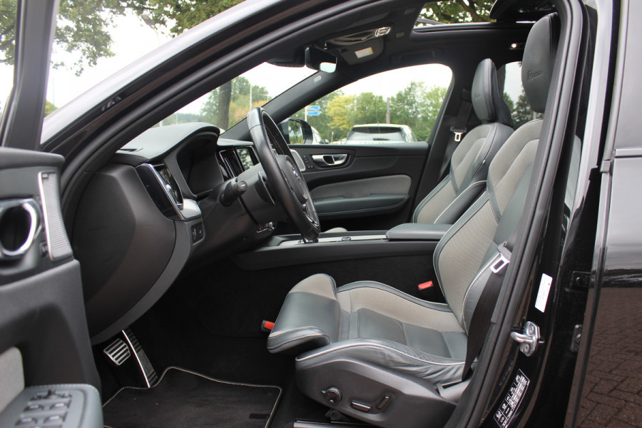 Volvo XC60 2.0 B5 R-Design / Trekhaak / Panoramadak / 360Camera / Head-up / Luchtvering / Keyless / 21'' / B&W / Luxe Leder / Stoelverwarming 4x / Dodehoek / DAB / ACC