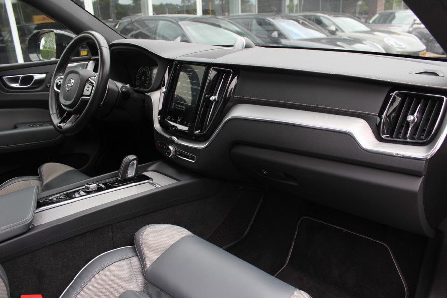 Volvo XC60 2.0 B5 R-Design / Trekhaak / Panoramadak / 360Camera / Head-up / Luchtvering / Keyless / 21'' / B&W / Luxe Leder / Stoelverwarming 4x / Dodehoek / DAB / ACC