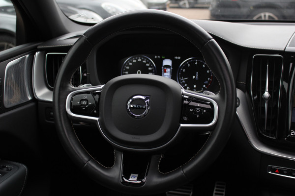 Volvo XC60 2.0 B5 R-Design / Trekhaak / Panoramadak / 360Camera / Head-up / Luchtvering / Keyless / 21'' / B&W / Luxe Leder / Stoelverwarming 4x / Dodehoek / DAB / ACC